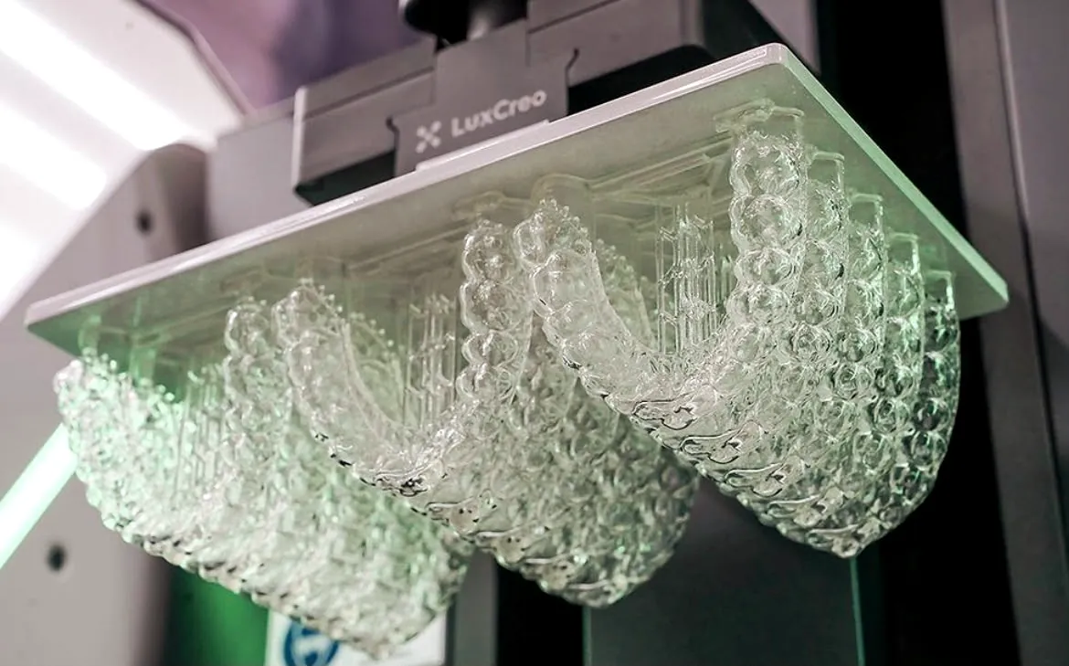 A build platform of directly printed clear aligners
